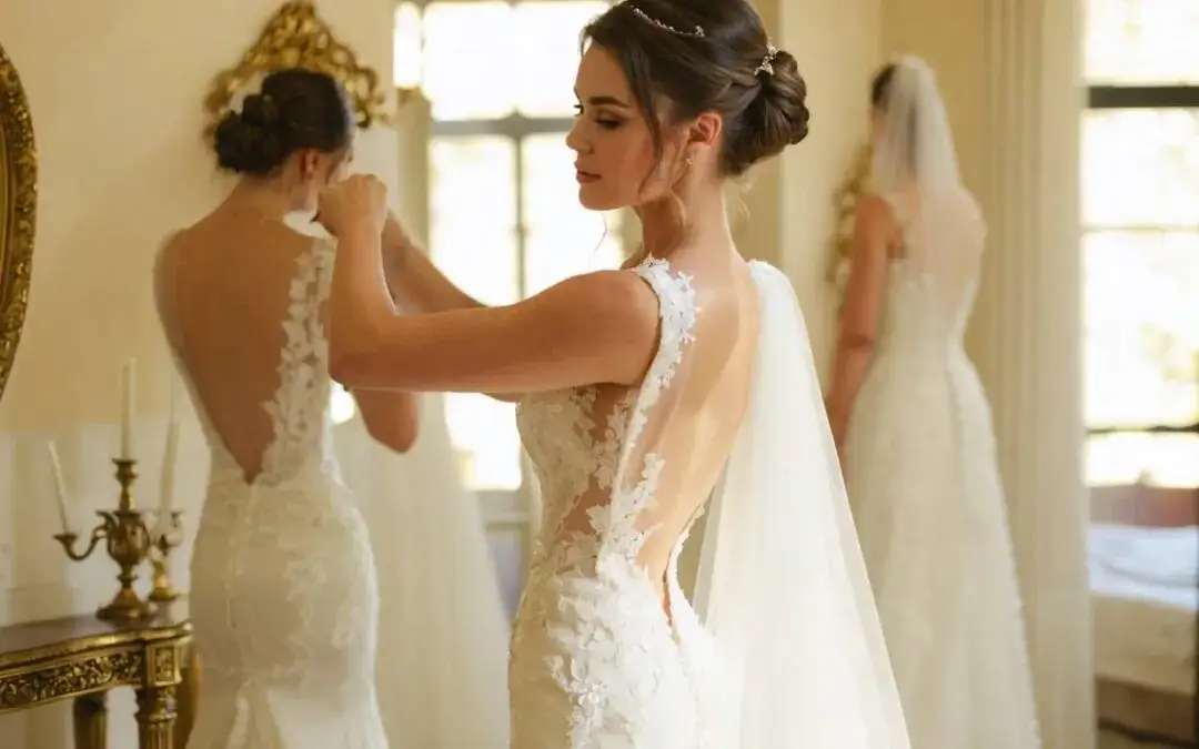 Podpięcie trenu w sukni ślubnej: Jak uniknąć wpadki na weselu?
