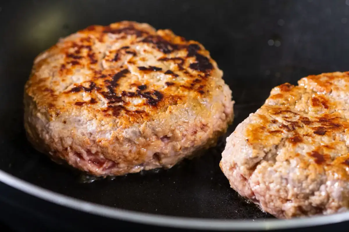 Hamburger fatti in casa: i trucchi per una carne succosa e perfetta