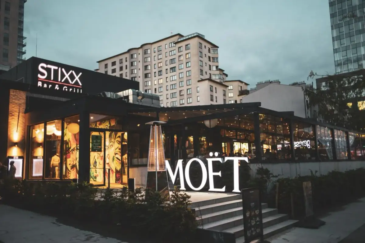 Stixx Bar & Grill: Ogień, steki i luksus w sercu Warszawy