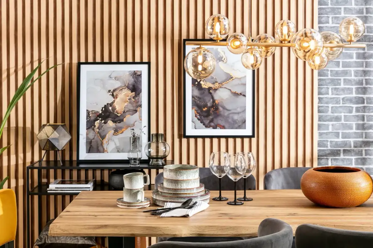 Co na ścianę przy stole w salonie? Inspiracje i praktyczne porady