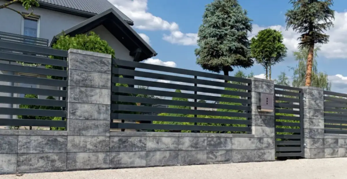 Ile kosztuje płot betonowy? Sprawdź ceny i ukryte koszty montażu