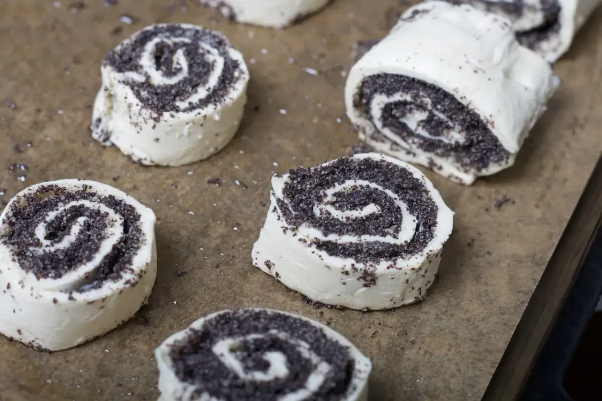 Prosty przepis na ciasto francuskie z makiem – deser, który pokochasz od pierwszego kęsa