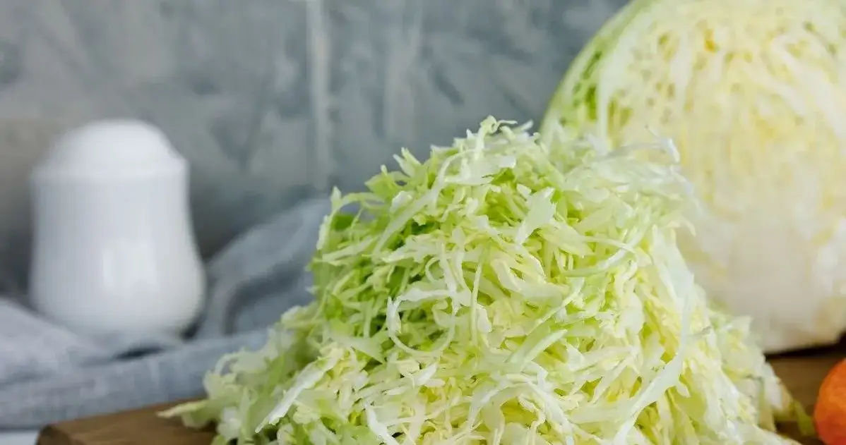 Surówka z białej kapusty jak z restauracji? Poznaj sekrety!