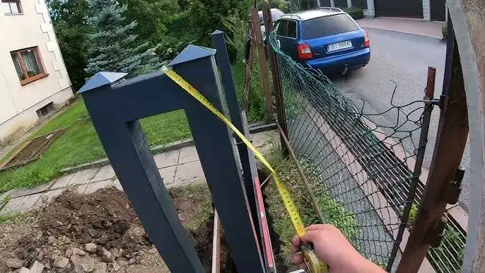 Jak zbudować solidny fundament pod bramę przesuwną bez błędów