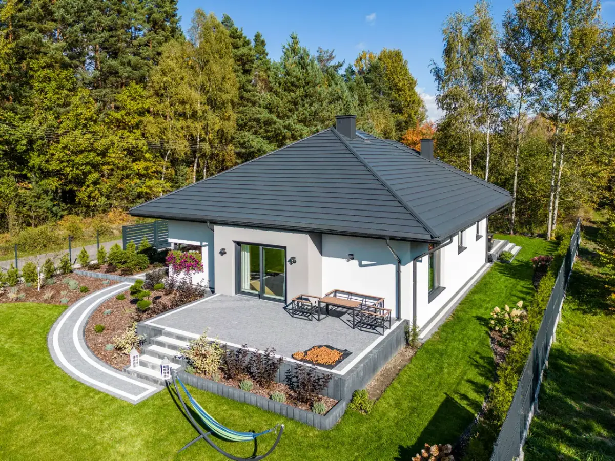 Jak zbudować dach czterospadowy: kluczowe elementy konstrukcji