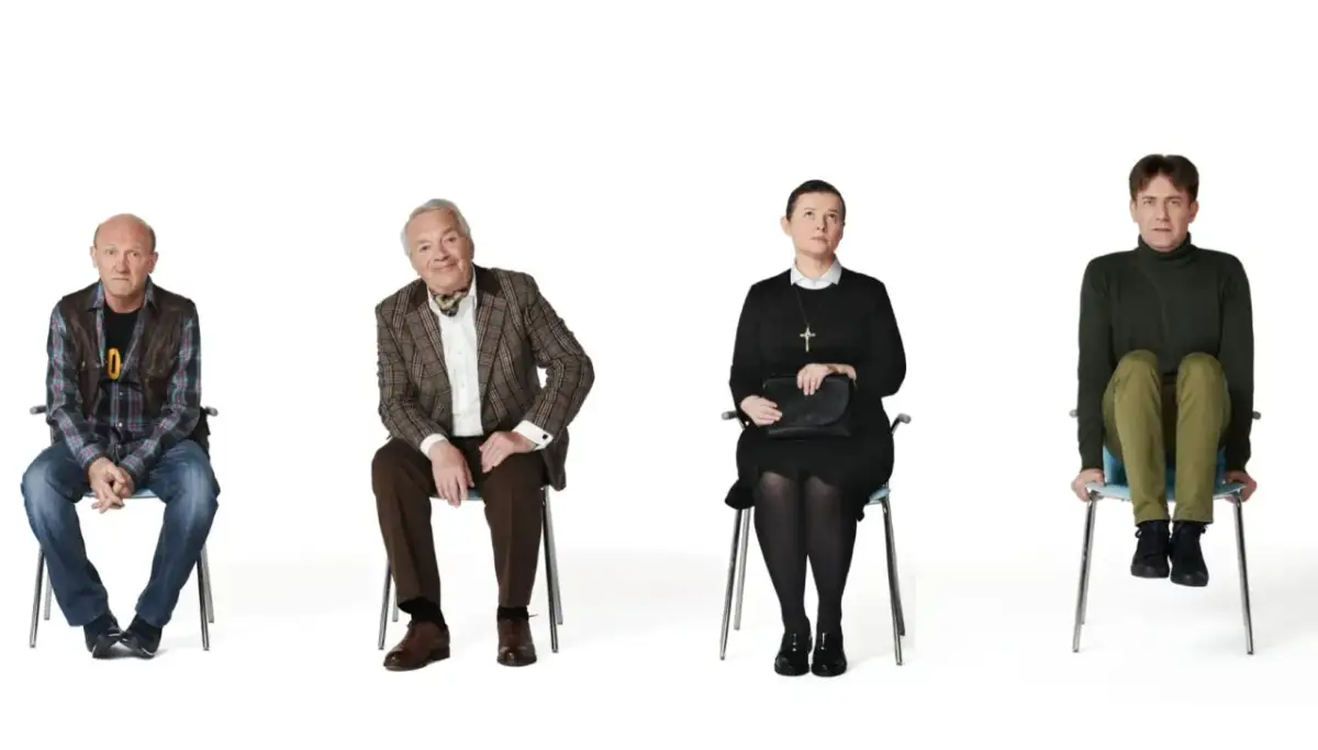 Cztery osoby siedzą na krzesłach. To bohaterowie spektaklu "Nerwica natręctw".