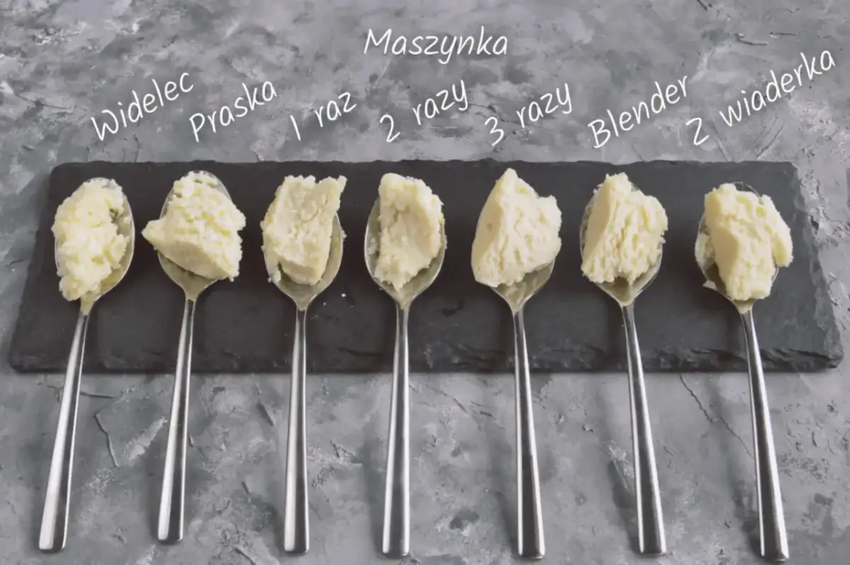 Siedem łyżek twarogu przetartego różnymi metodami: widelec, praska, maszynka (1, 2, 3 razy), blender, wiaderka. Sprawdź, jak zmielić twaróg mikserem.
