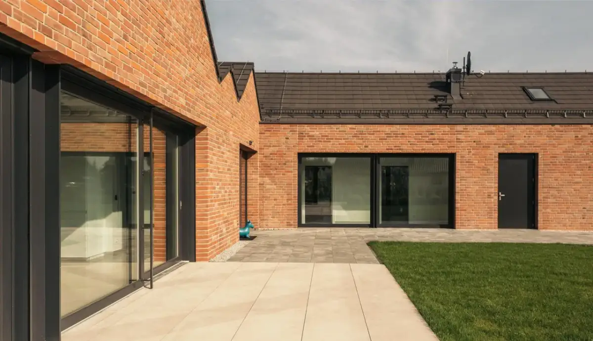 Ile kosztuje murowanie z cegły? Sprawdź ceny i ukryte koszty