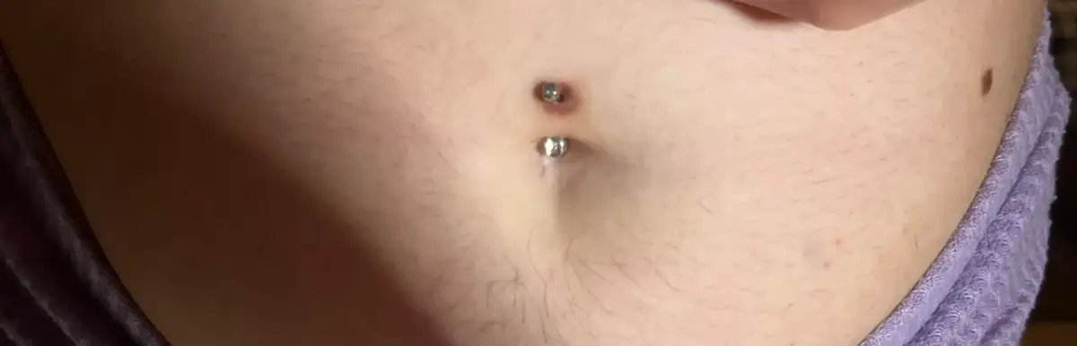 Kolczyk w pępku: Kiedy robić, by goił się szybko i bez problemów?