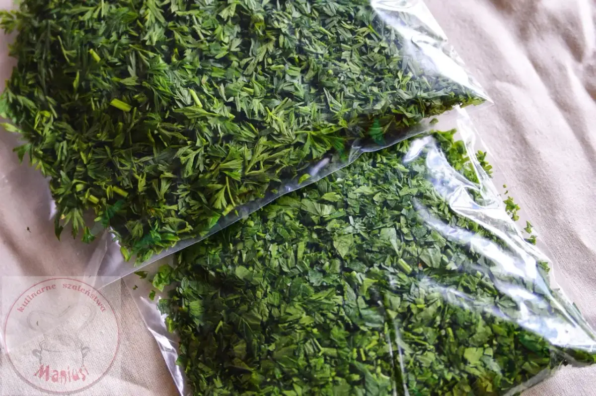 Słoiki w zamrażarce: Jak mrozić, by nie pękły? Poradnik