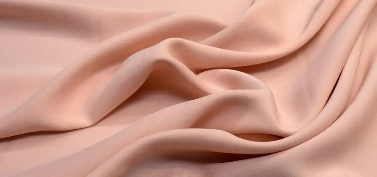 Czy wiskoza się rozciąga? Odkryj, jak dbać o tkaninę, by nie straciła formy