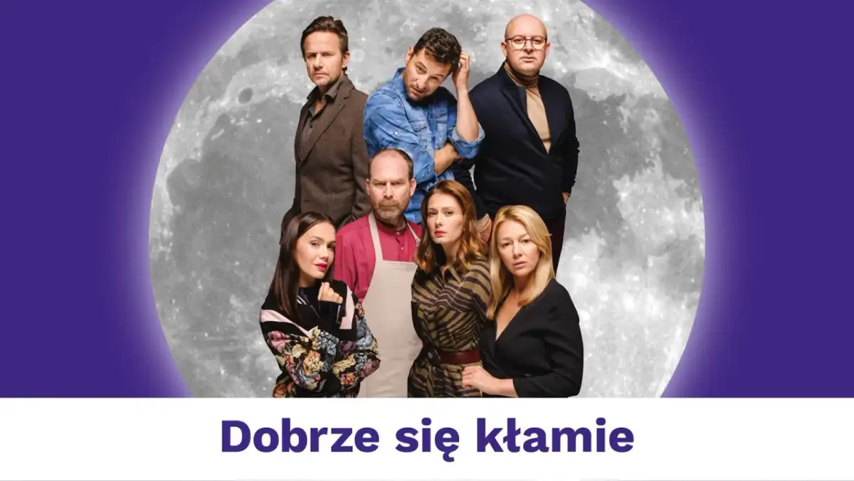 Aktorzy w teatralnym kadrze, na tle księżyca. Czy w tej historii "Dobrze się kłamie"?