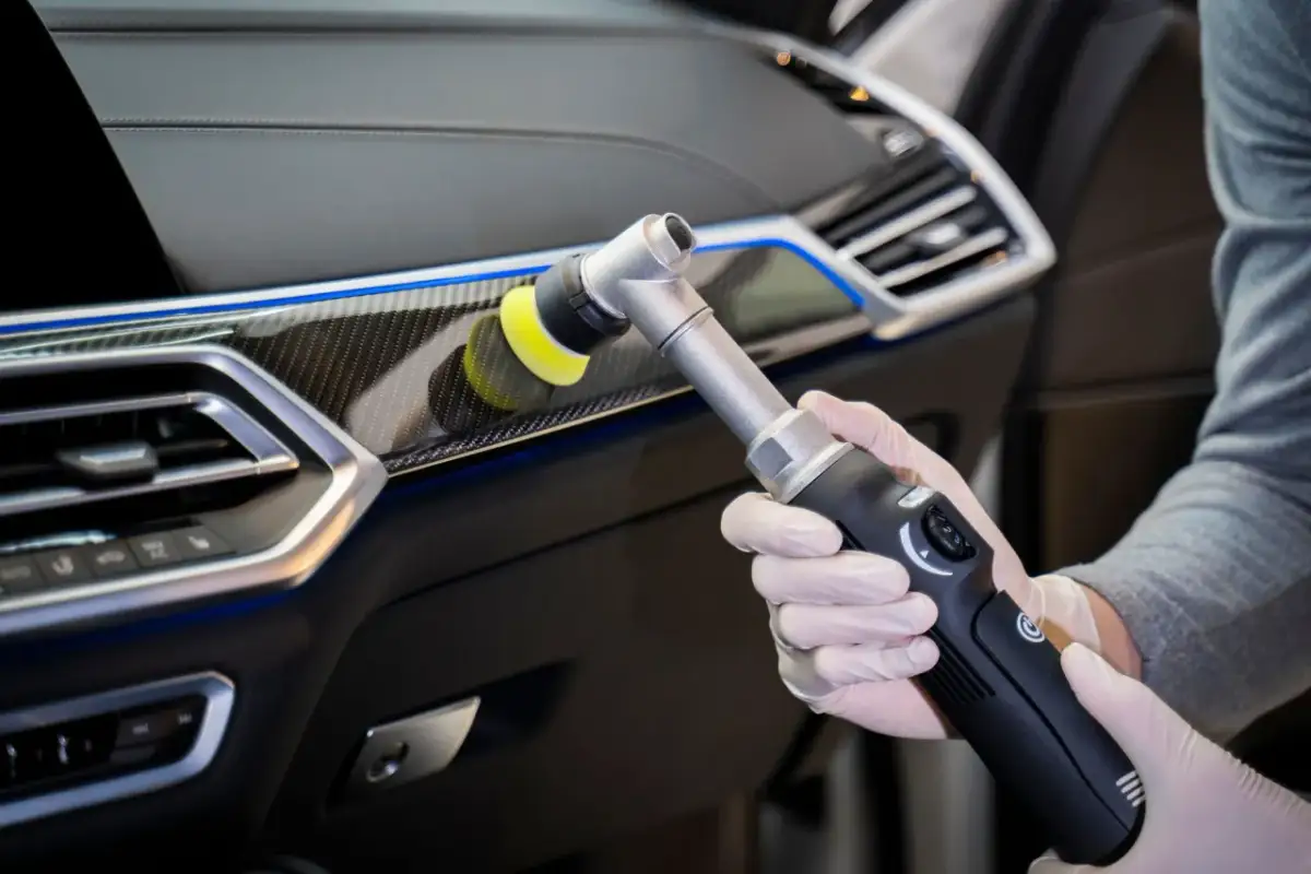 Jak usunąć korektor z plastiku? Bezpieczne sposoby i czego unikać