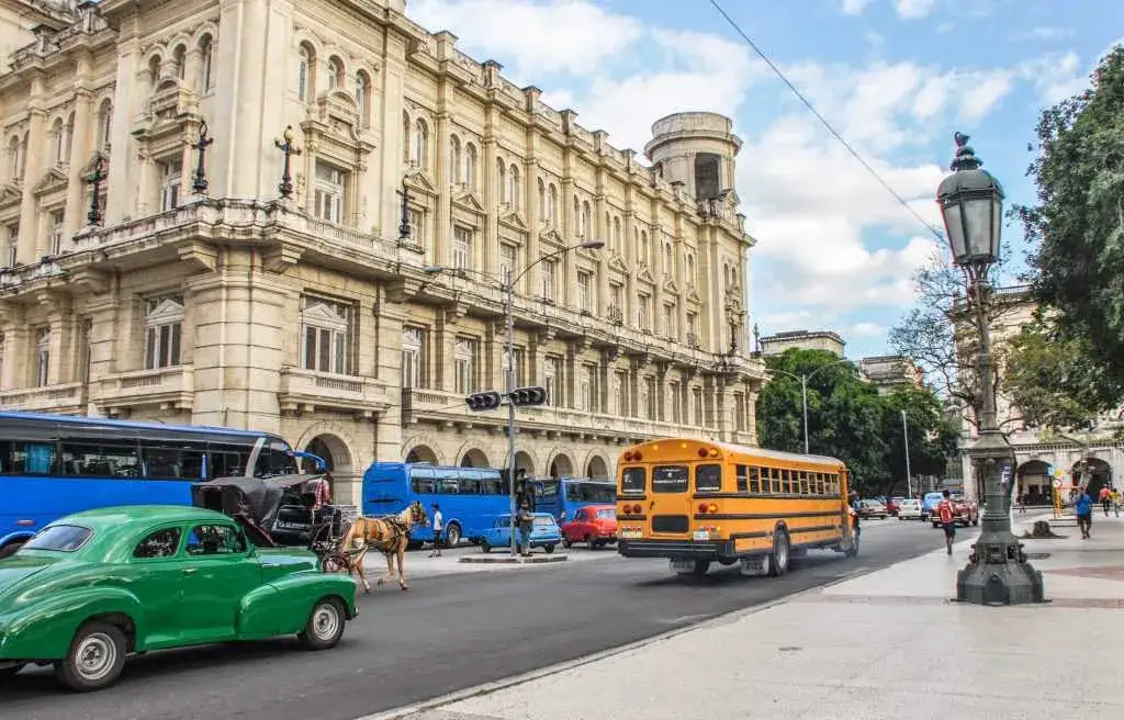 Kuba: Jak wybrać biuro podróży? Poradnik i porównanie