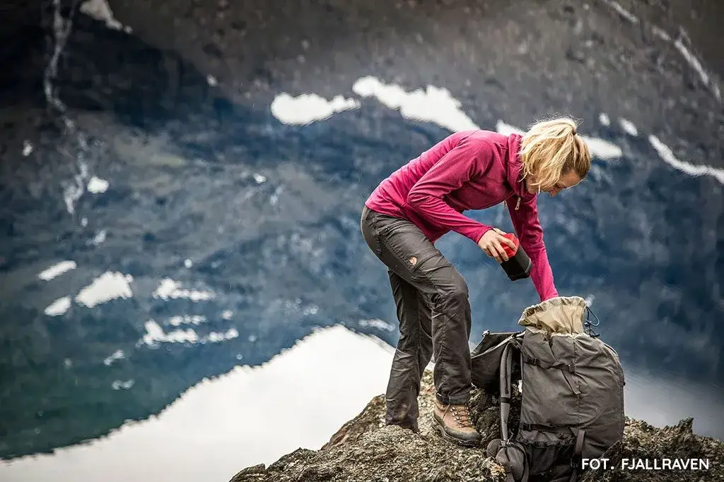 Letnie spodnie trekkingowe: Czy wiesz, jak wybrać idealne w góry?