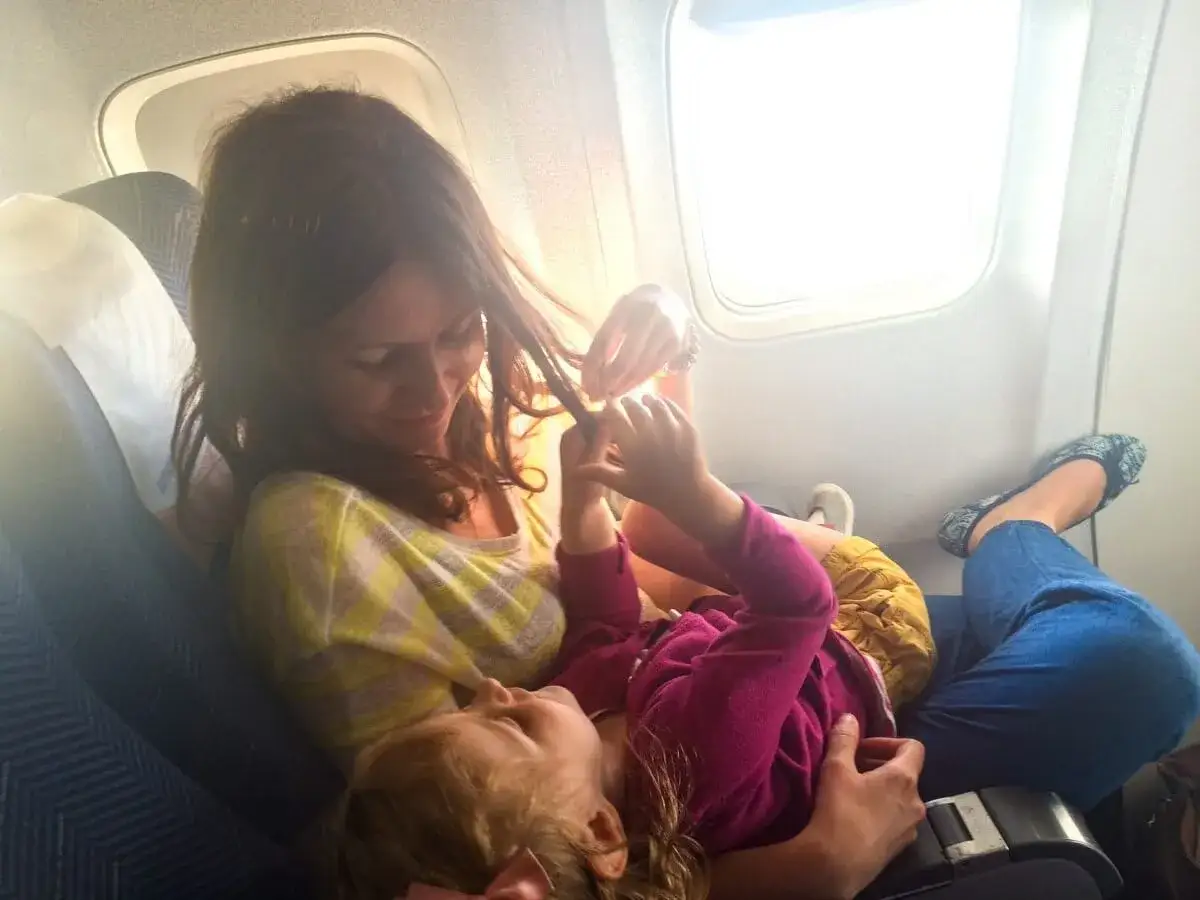 Spokojne dziecko w samolocie: Skuteczne sposoby na bezstresową podróż