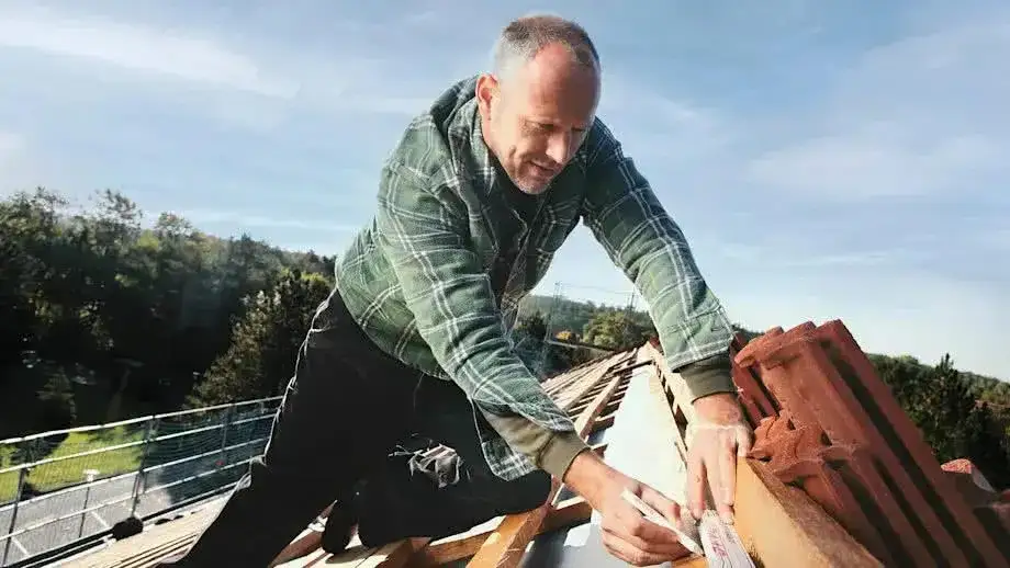 Ile bierze dekarz za m2? Sprawdź, jakie są aktualne ceny usług