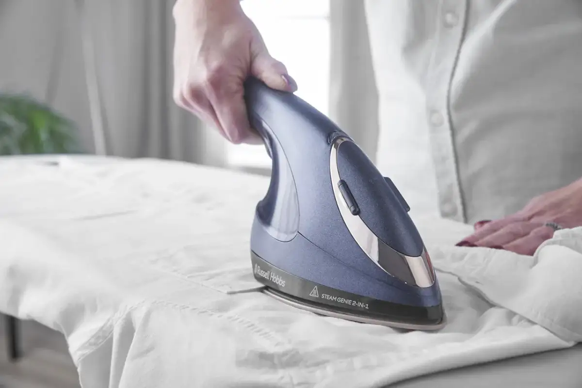 Suknia wizytowa świeża bez prania? Domowe sposoby na zapachy i zagniecenia