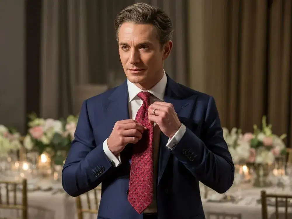 Jaki krawat do granatowego garnituru i białej koszuli na wesele, aby wyglądać elegancko?