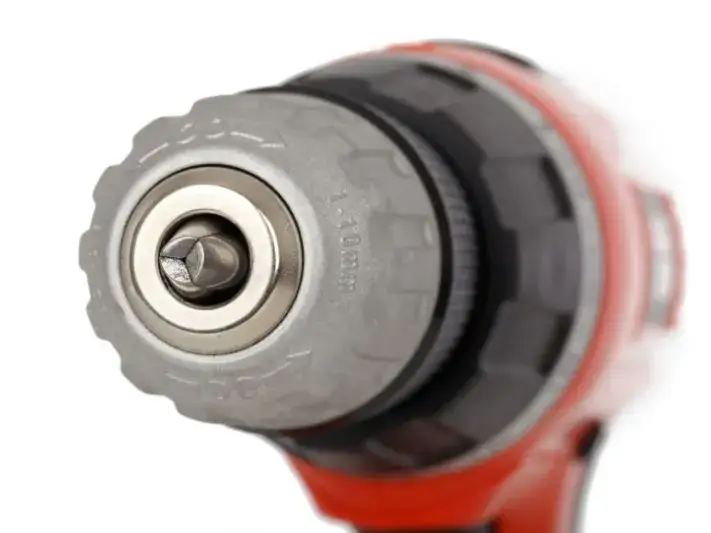 Jak bezpiecznie wyciągnąć wiertło z wiertarki - 5 prostych kroków