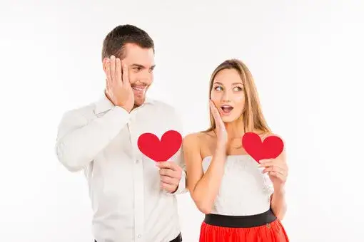 Zakochanie: Hormony, objawy i jak odróżnić miłość od zauroczenia