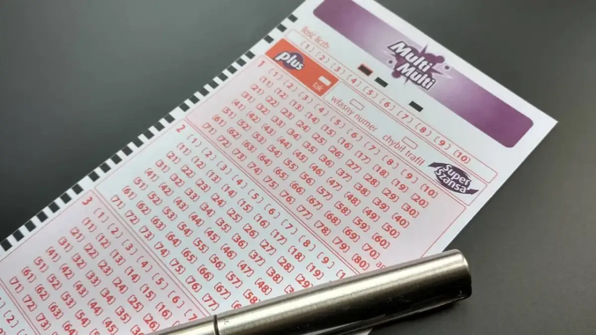 Kupon gry Multi Multi z zaznaczonymi liczbami i długopisem. To kod loterii promocyjnej Multi Multi.
