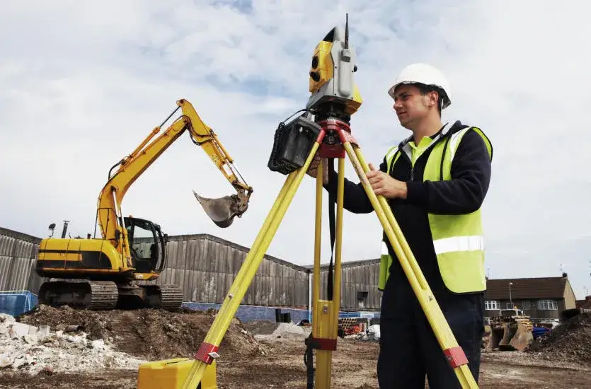 Co robi geodeta przy budowie domu? Kluczowe zadania i ich znaczenie