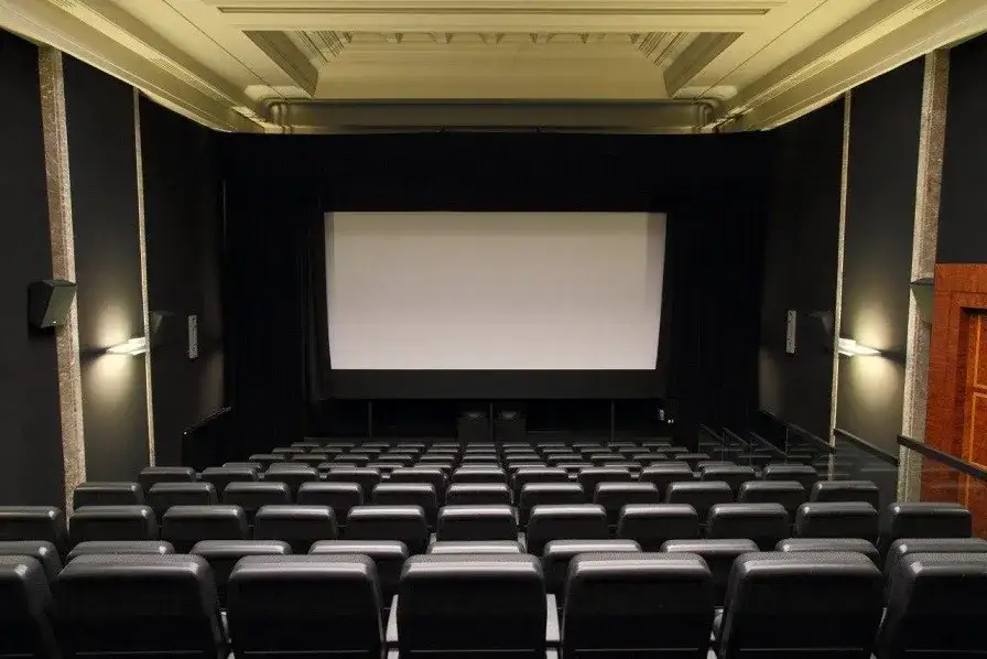Ile kosztuje wynajem sali kinowej? Ceny i ukryte wydatki, które musisz znać