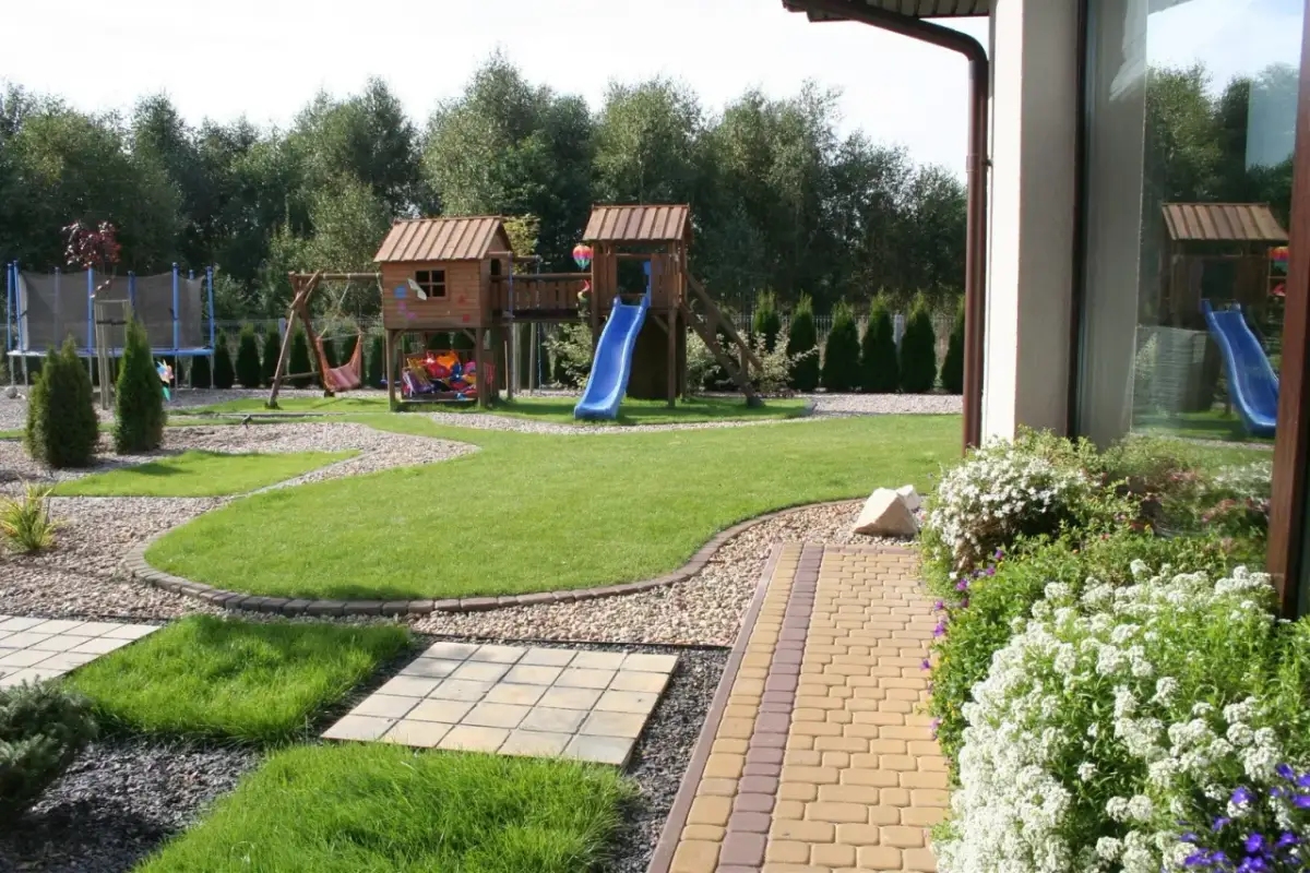 Plac zabaw w ogrodzie: bezpieczny projekt, koszty i DIY poradnik