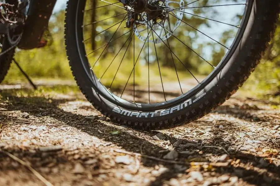 Jakie opony na asfalt i lekki teren - wybierz najlepsze dla siebie