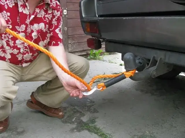 Czy wolno holować samochód na lince? Przepisy i bezpieczeństwo w Polsce