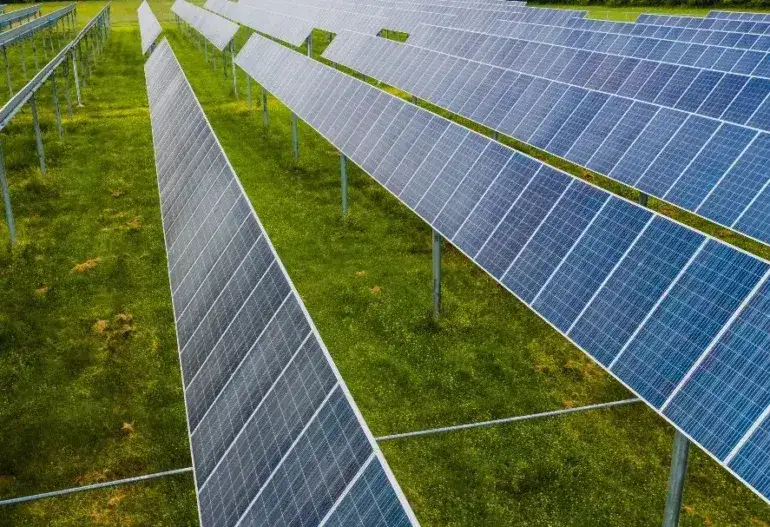 Ile zarobisz na dzierżawie pola pod fotowoltaikę? Stawki 2025