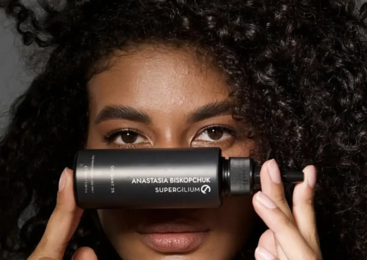 Koloryzacja brwi z płynnymi farbkami. Czego się spodziewać?