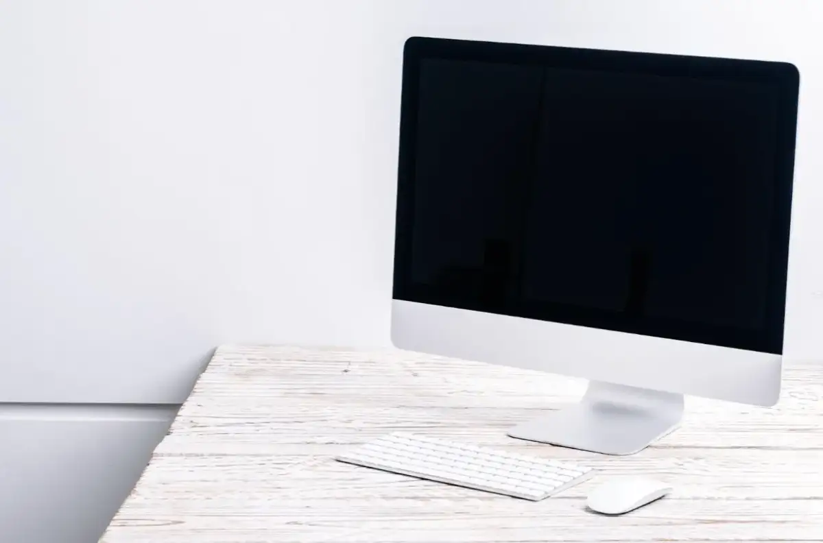 Komputer na biurku czy pod biurkiem – co jest wygodniejsze i bardziej praktyczne?