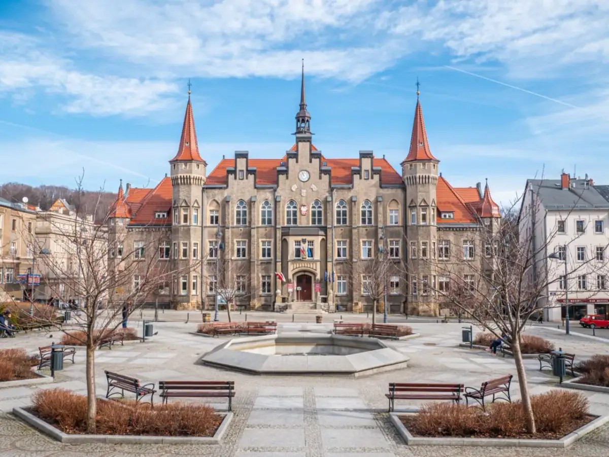 Wałbrzych: co zwiedzić? Odkryj Zamek Książ, Kopalnię i góry!