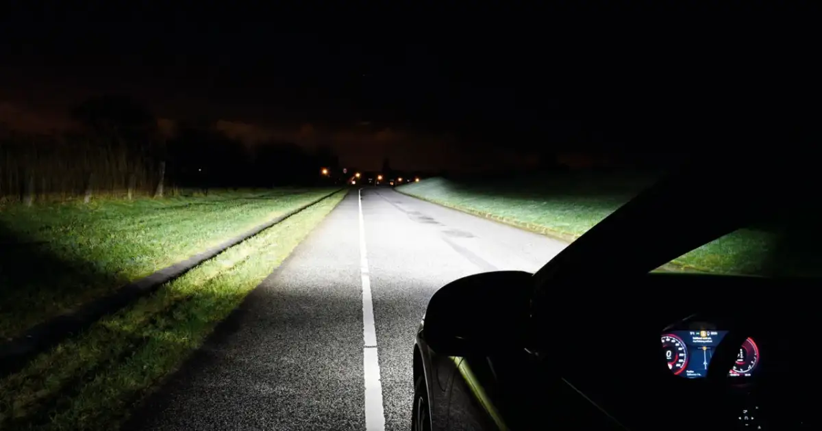 Światła w samochodzie: Jak używać ich z głową i uniknąć mandatów?