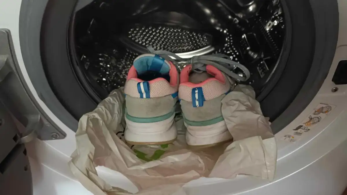 Jak prać buty w pralce? Ekspertka radzi, by były jak nowe!
