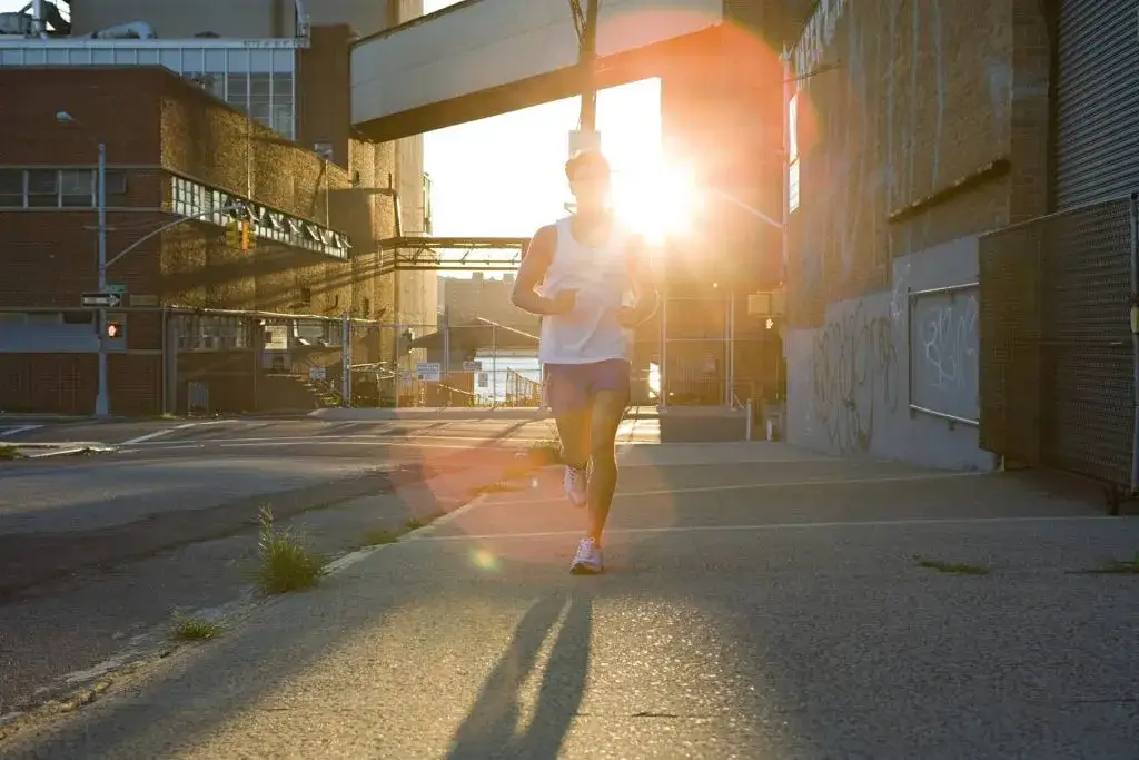 Jak bieganie wpływa na organizm? Odkryj korzyści i ryzyka