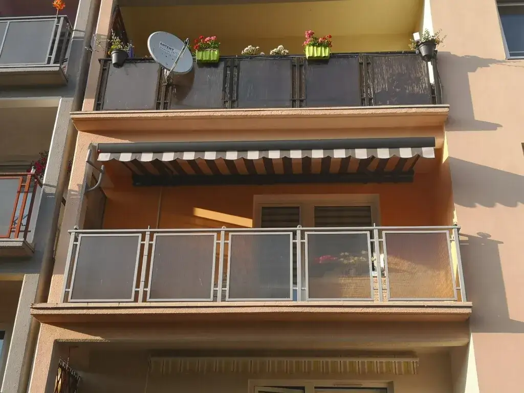 Jak skutecznie odgrodzić się od sąsiadów na balkonie w bloku