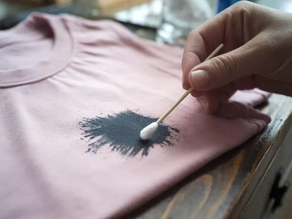 Uratuj bluzę! Skuteczne usuwanie plam z długopisu krok po kroku