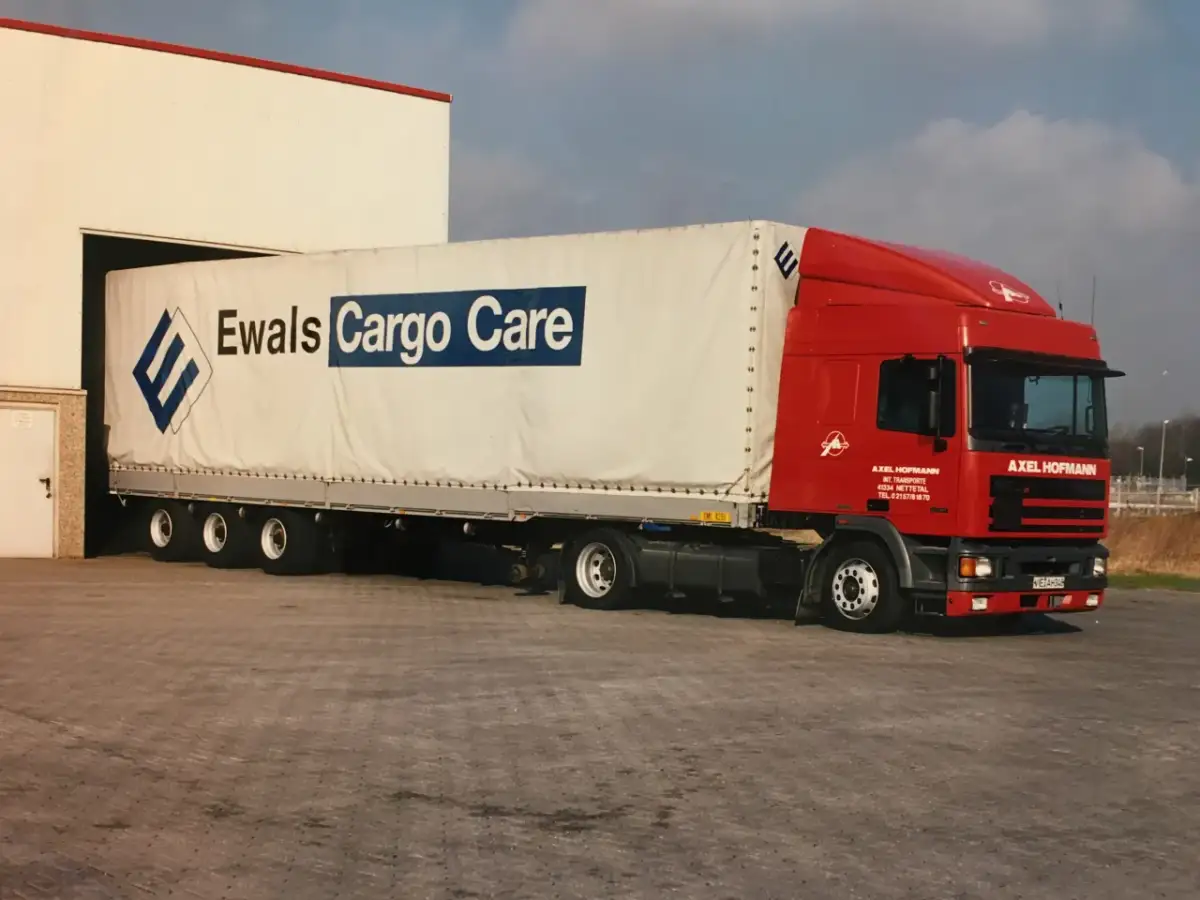 Naczepa mega czym się różni - kluczowe różnice w ładowności i wymiarach