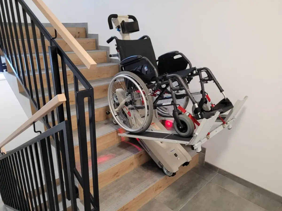 Jak wjechać wózkiem po schodach? Rozwiązania i dofinansowanie