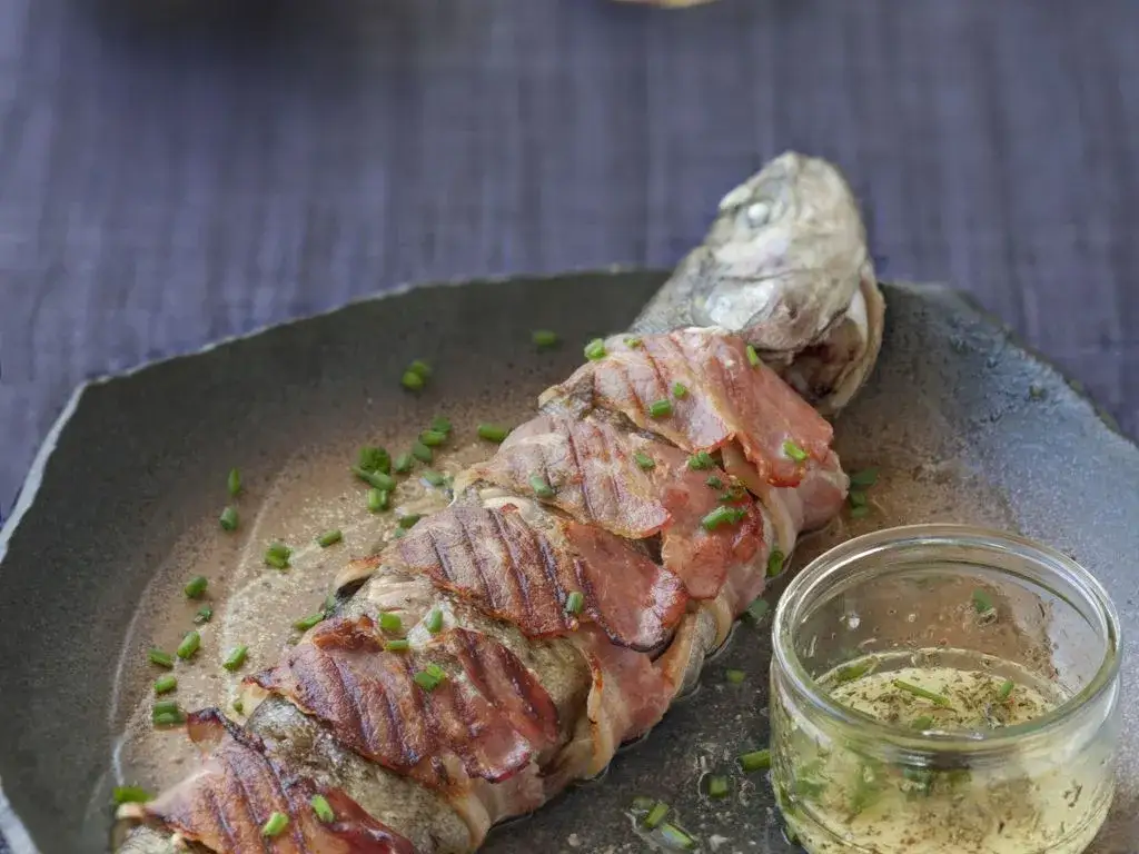 Truite grillée au barbecue: l'art de la cuisson parfaite sans qu'elle colle