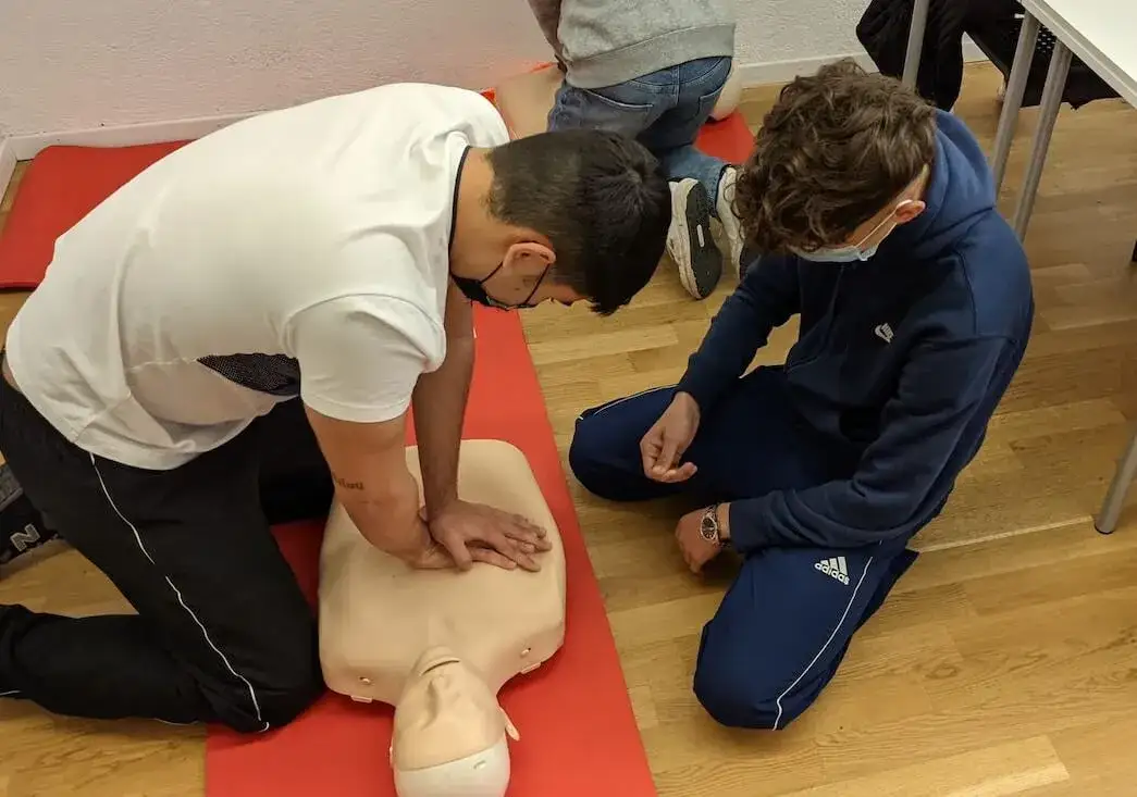 Kto powinien być przeszkolony w zakresie udzielania pierwszej pomocy w pracy?