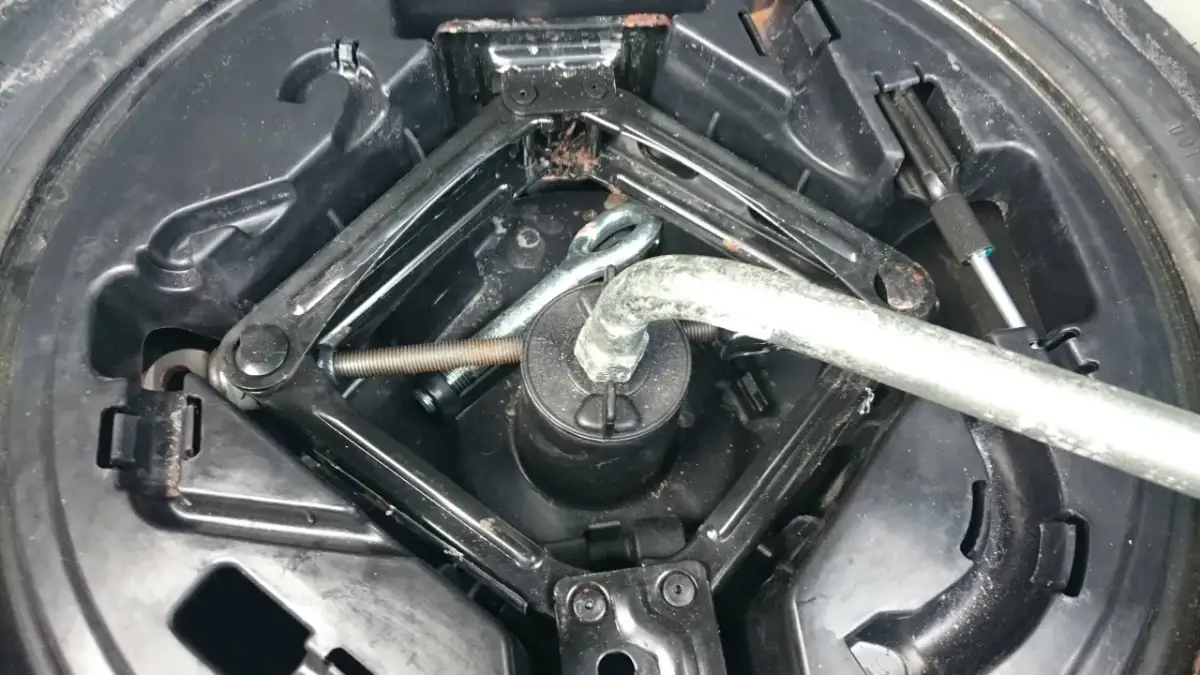 Koło zapasowe Fiat Doblo: Opuść je sam, nawet gdy zapieczone!