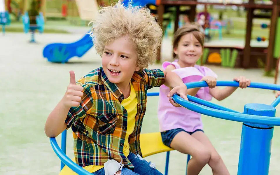 Czy Twoje dziecko szuka wrażeń? Zrozum i wspieraj jego rozwój