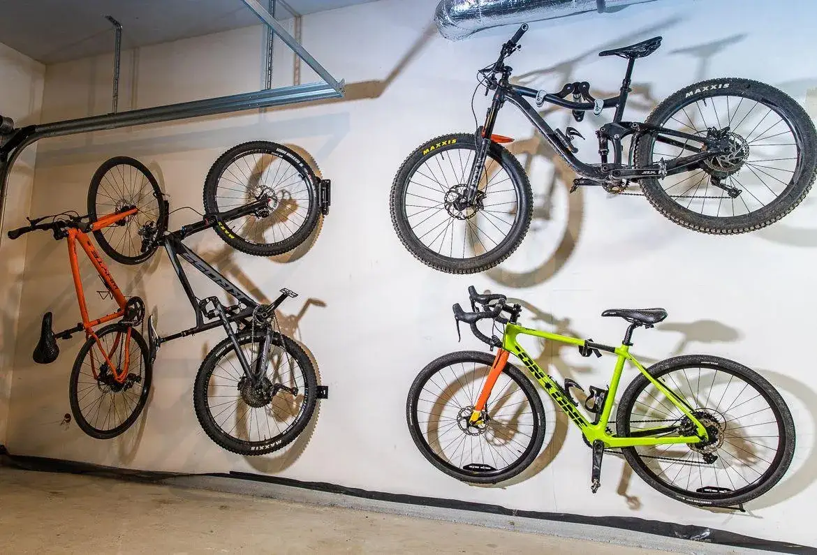 Jak powiesić rower na ścianie bez obaw o bezpieczeństwo i stabilność