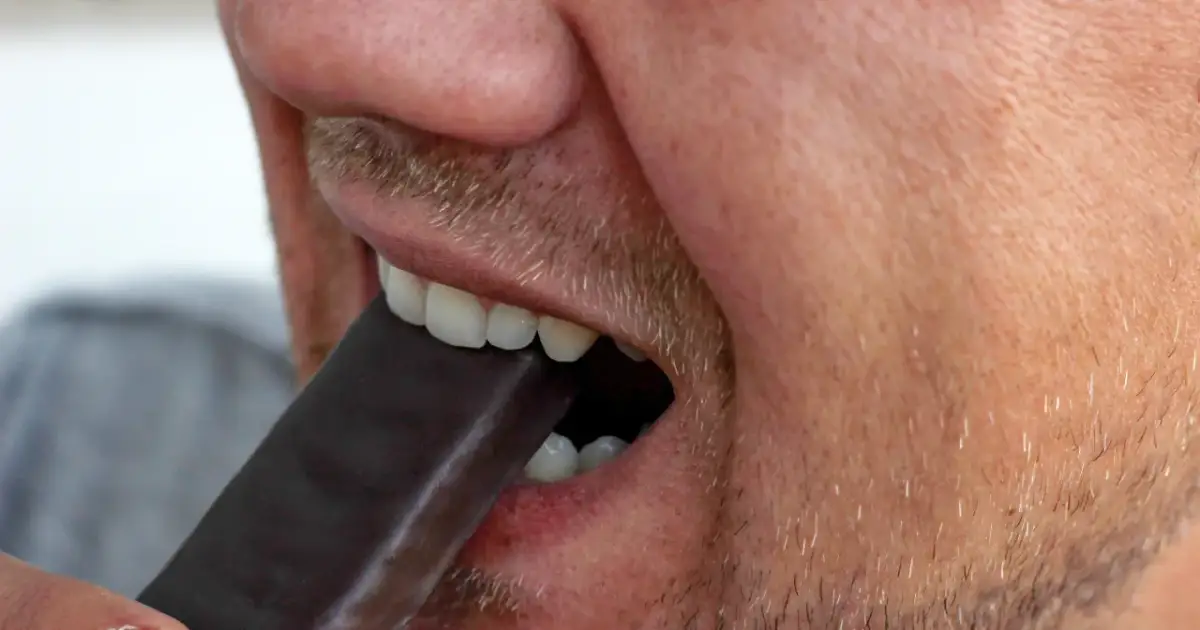 Czekoladowy batonik w ustach. Czy to możliwe, jakie słodycze na diecie?