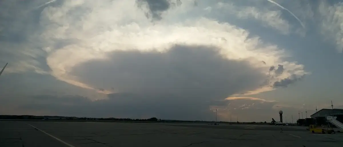 Niebezpieczne chmury Cumulonimbus: jak je rozpoznać i ocenić ryzyko