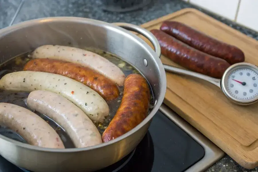Jak przygotować kiełbasę z wody, by uniknąć pęknięć i zachować smak